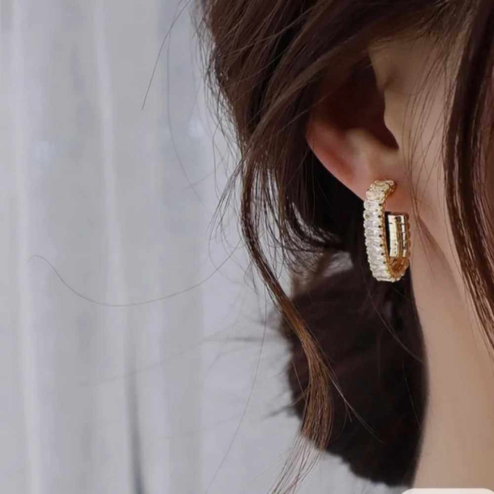 14K GOLD TEMPERAMENT WITH AAA ZIRCON STUD EARRINGS